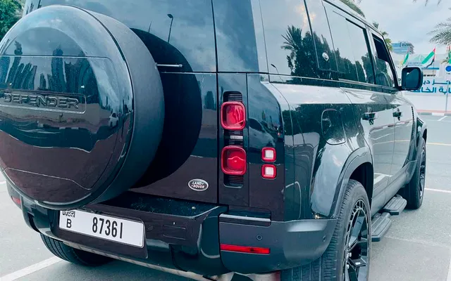 Land Rover Defender - image 4