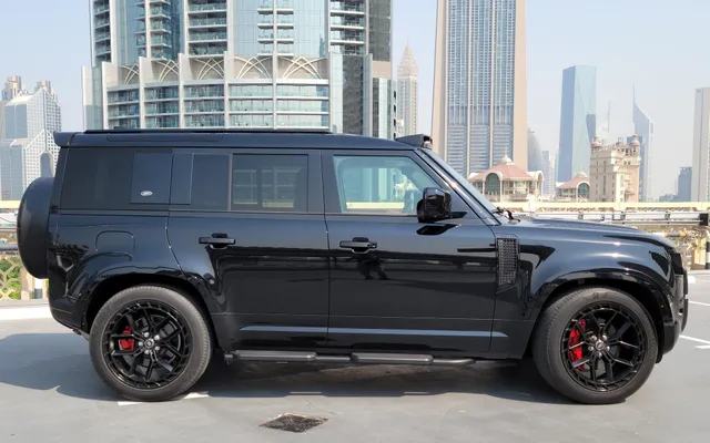 Land Rover Defender - image 2