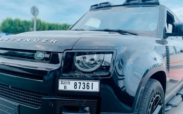 Land Rover Defender - image 3