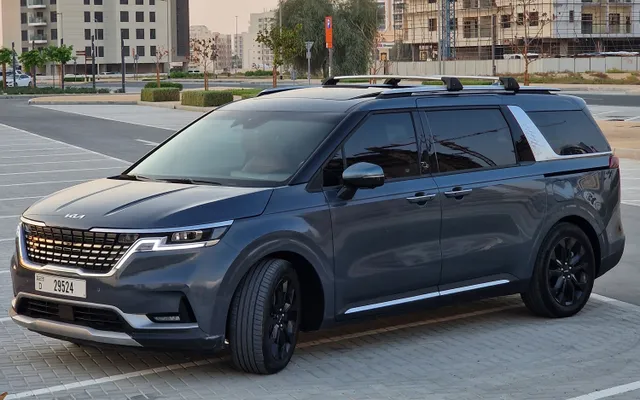 Kia Carnival Prestige - image 1