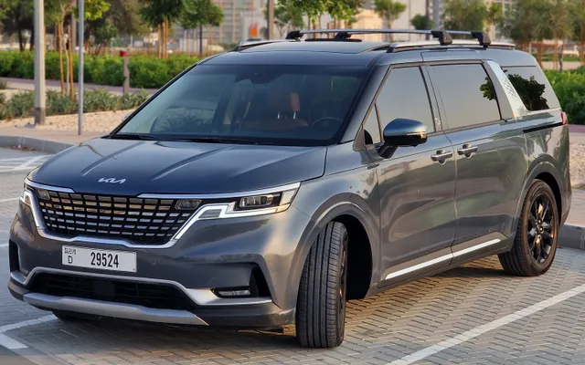 Kia Carnival Prestige - image 2