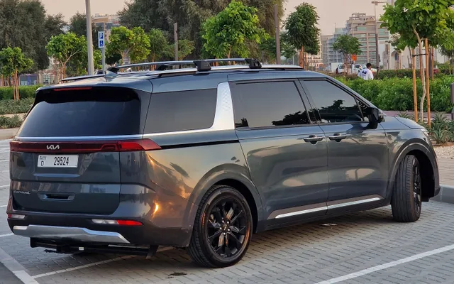 Kia Carnival Prestige - image 4