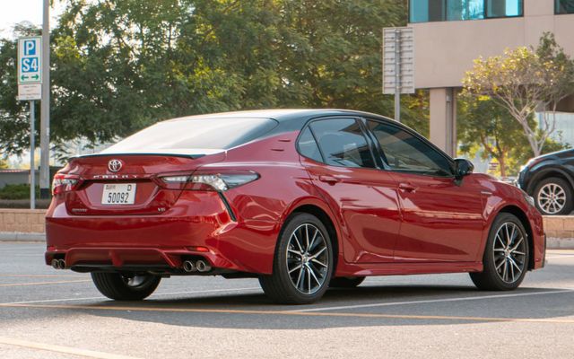 Toyota Camry - image 4