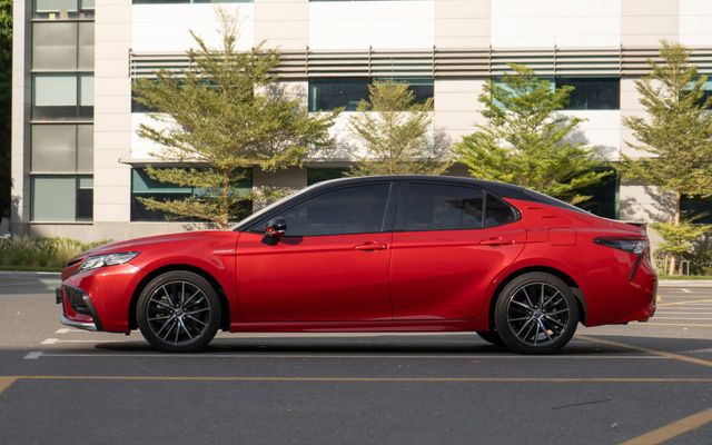 Toyota Camry - image 2