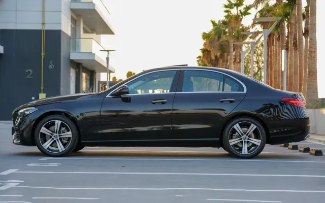 Mercedes Benz C300 4Matic - image 2