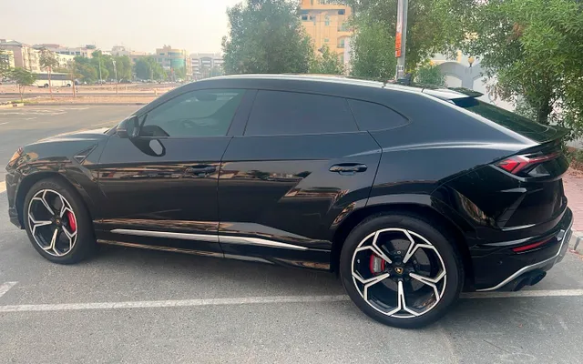 LAMBORGHINI URUS - image 2
