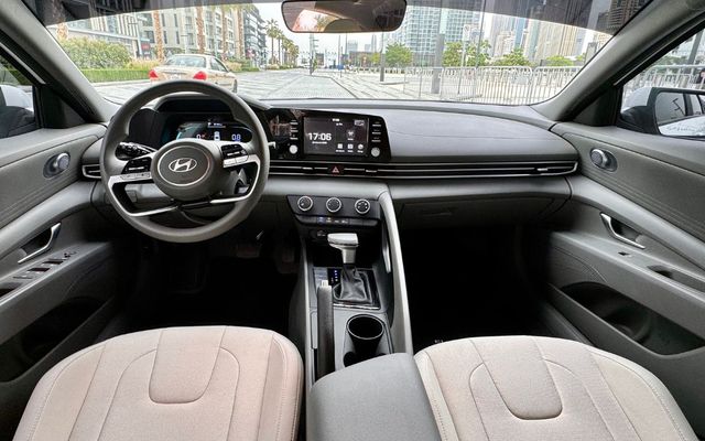 HYUNDAI ELANTRA - image 4