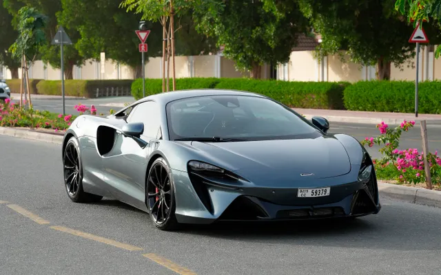 McLaren Artura Coupe - image 1