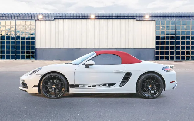 Porsche Boxster 718 Convertible White - image 2
