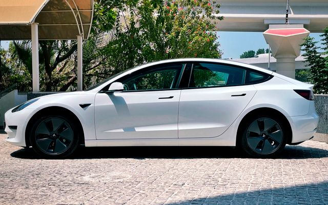 TESLA MODEL 3 - image 2