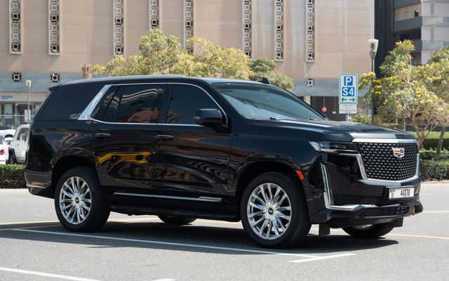 Cadillac Escalade - image 2