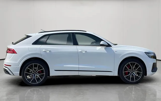 AUDI Q8 - image 2