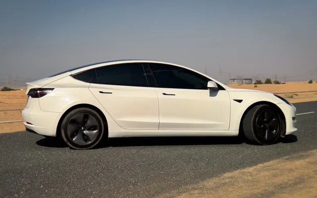 Tesla Model 3 - image 2