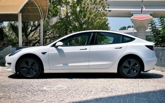 TESLA MODEL 3 - image 2