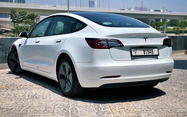 TESLA MODEL 3 - image 4