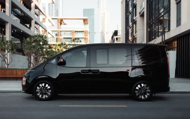HYUNDAI STARIA - image 2
