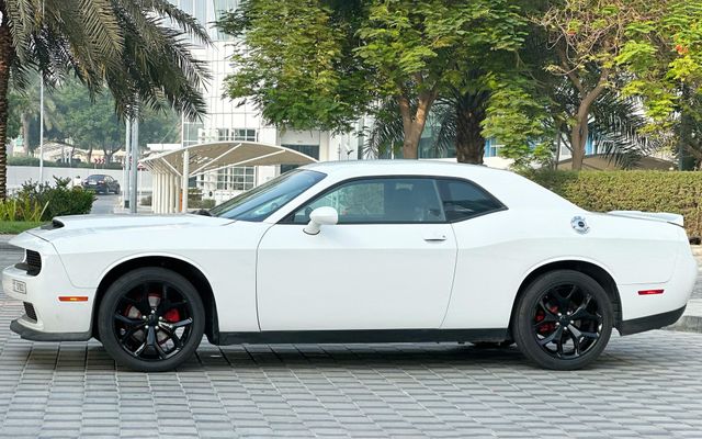 Dodge Challenger - image 2