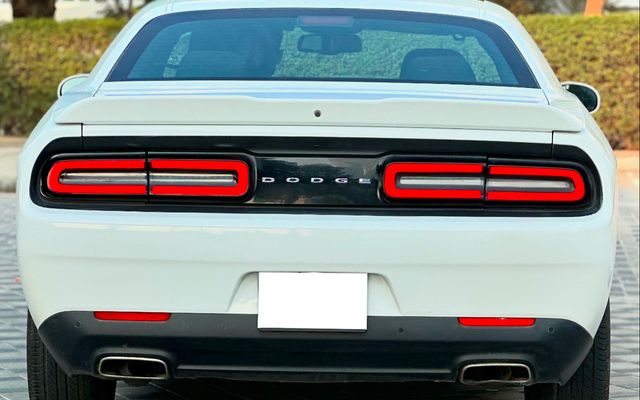 Dodge Challenger - image 4