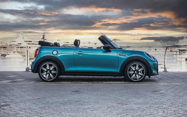 MINI COOPER CONVERTIBLE - image 2