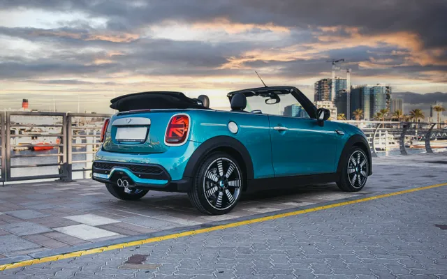 MINI COOPER CONVERTIBLE - image 4