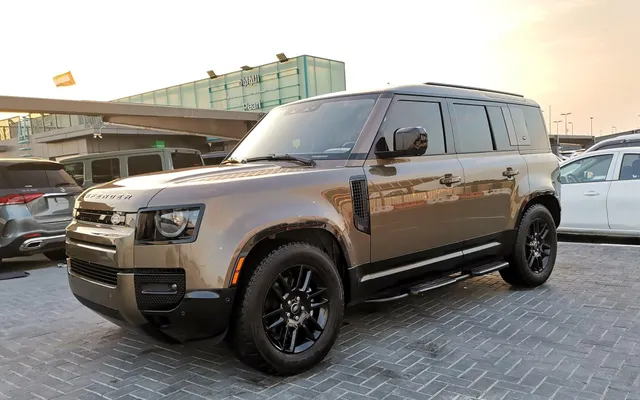 LAND ROVER DEFENDER - image 1