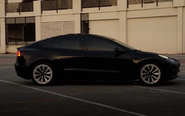 Tesla Model 3 - image 2
