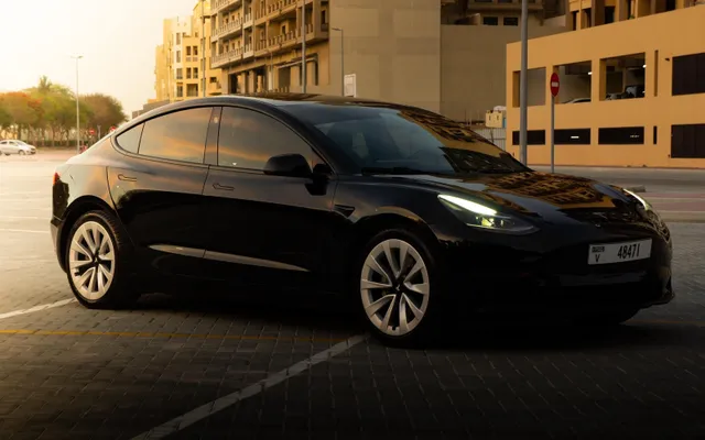 Tesla Model 3 - image 4