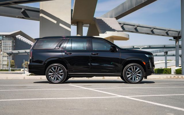 Cadillac Esclade - image 3