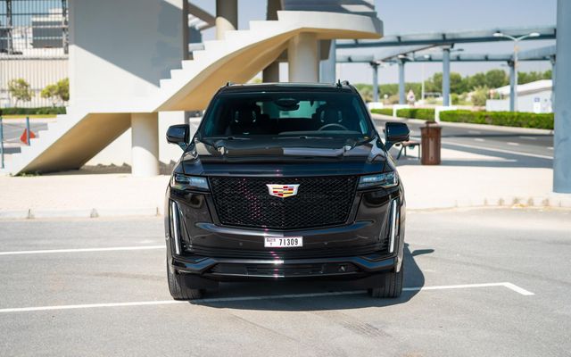 Cadillac Esclade - image 2