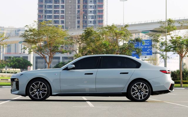 BMW 735 - image 2