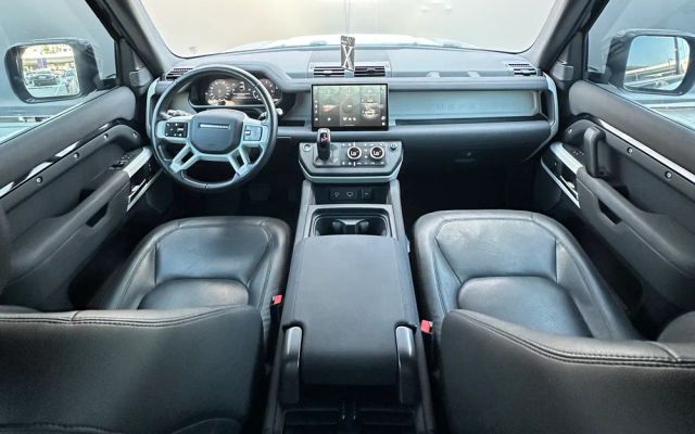 LAND ROVER DEFENDER - image 4