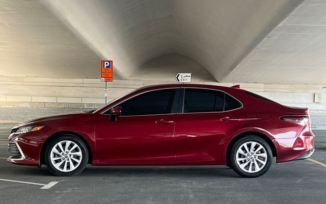Toyota Camry - image 2