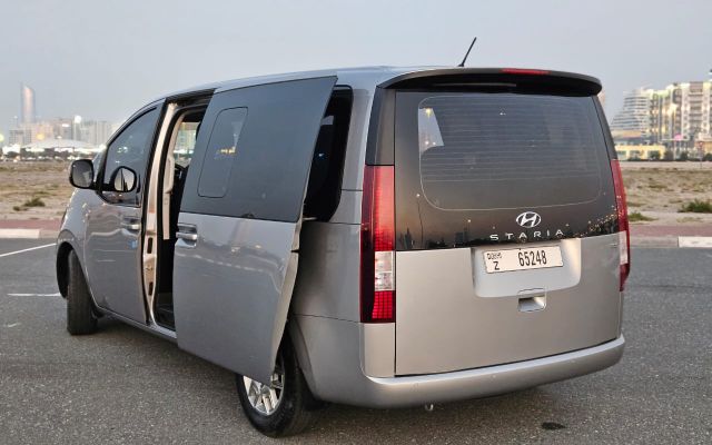 Hyundai Staria Silver - image 4