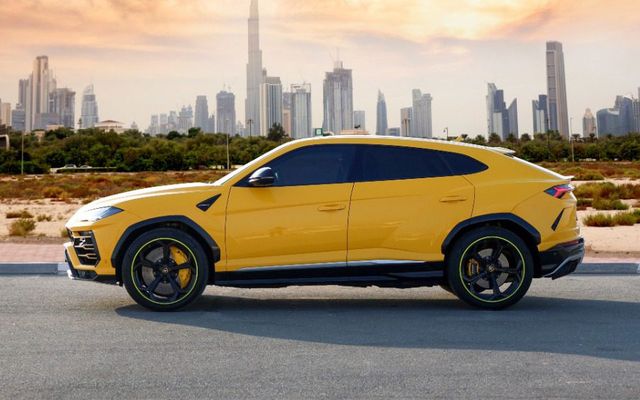 Lamborghini Urus Yellow - image 2