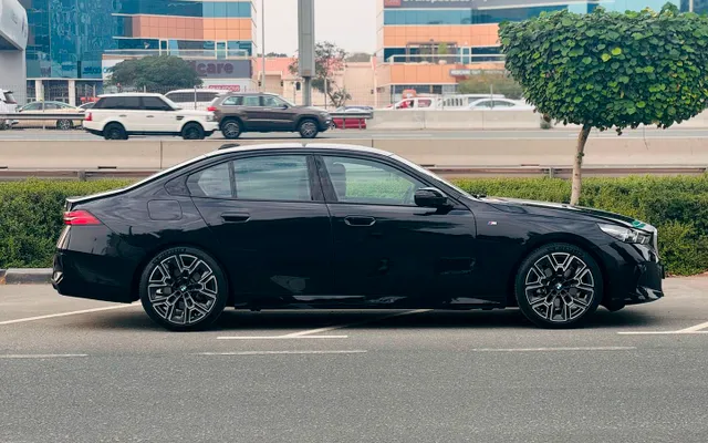 BMW 5 Series - image 2