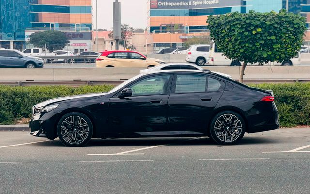 BMW 5 Series - image 4