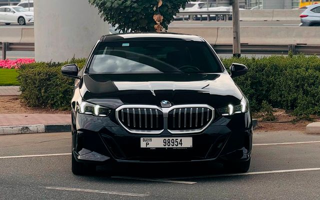 BMW 5 Series - image 3