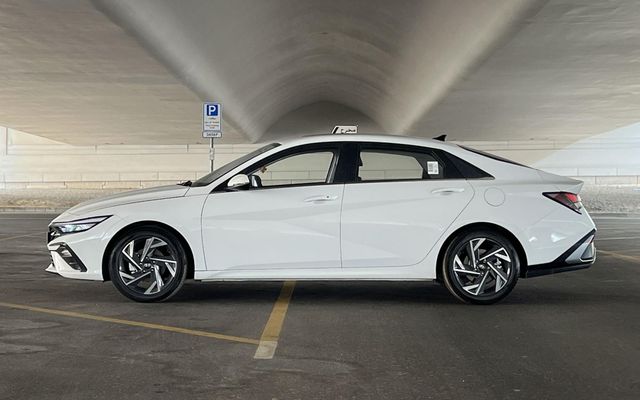 Hyundai Elantra - image 2
