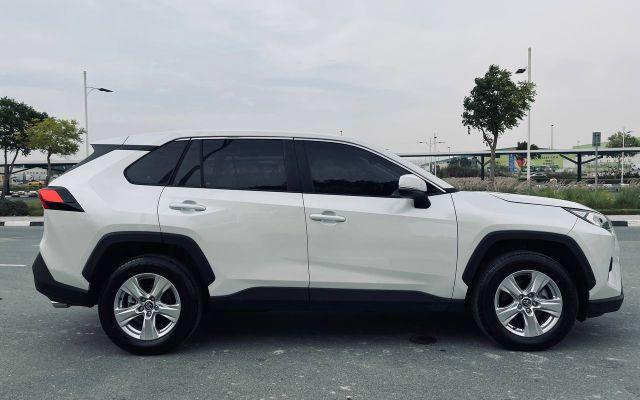 TOYOTA RAV4 - image 2