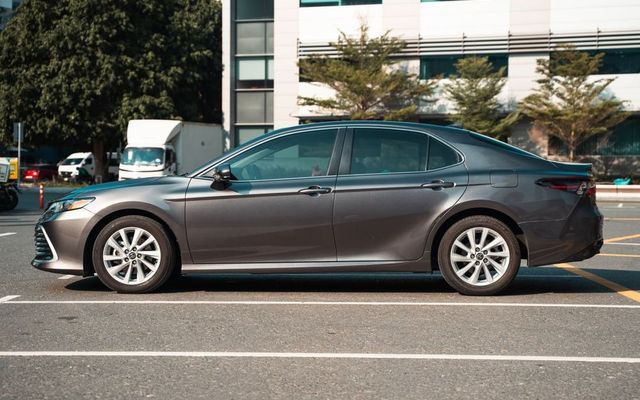 Toyota Camry - image 2