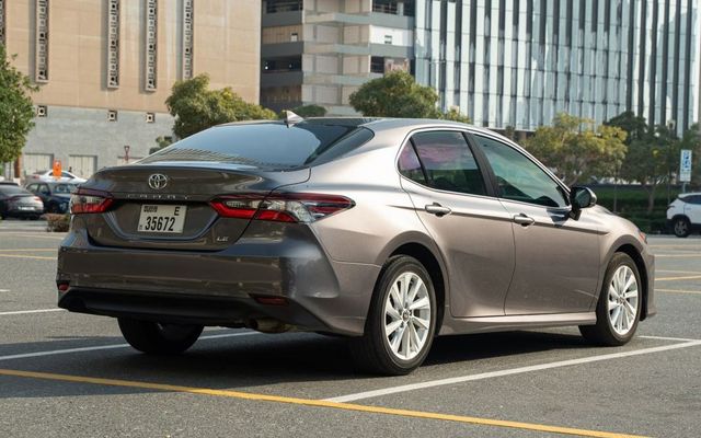 Toyota Camry - image 3