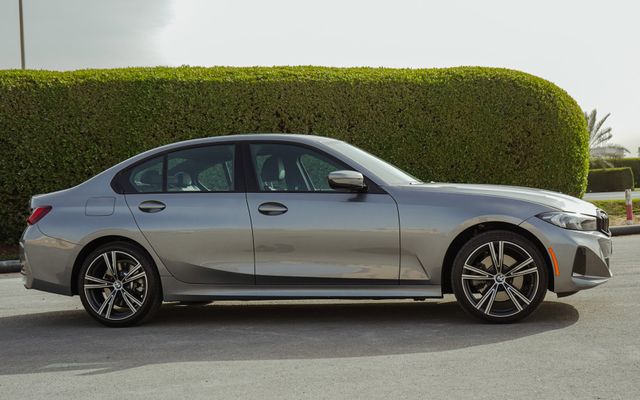 BMW 330 - image 2