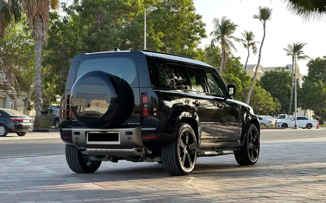 Land Rover Defender - image 3