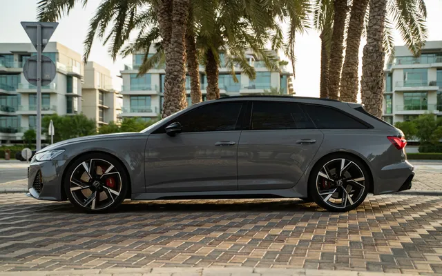 AUDI RS6 - image 2