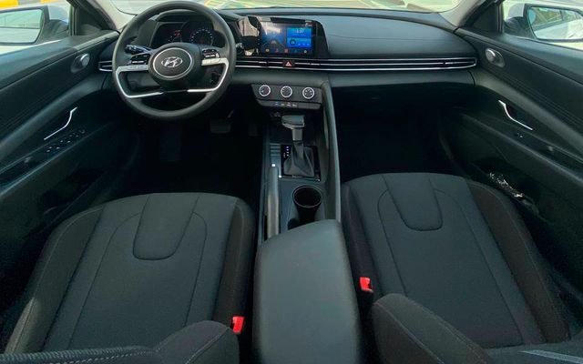 Hyundai Elantra - image 4