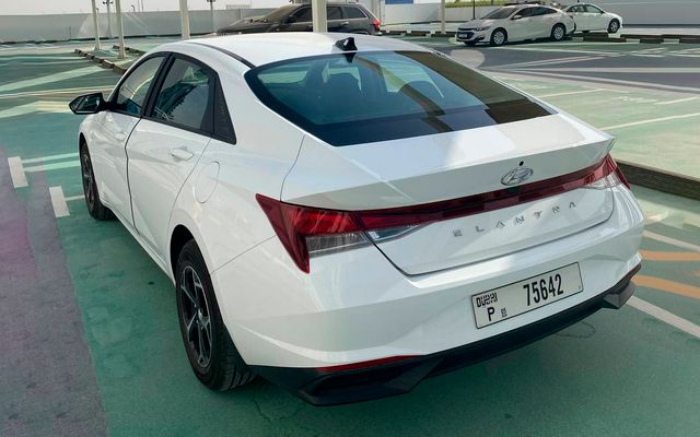 Hyundai Elantra - image 2