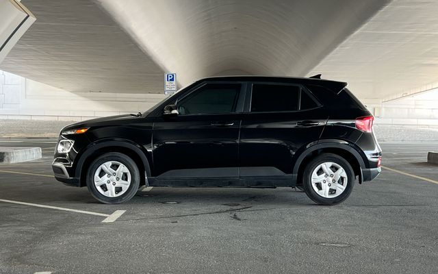 Hyundai Venue - image 2