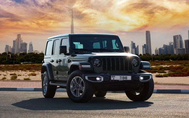 Jeep Wrangler Sahara Convertible - image 4
