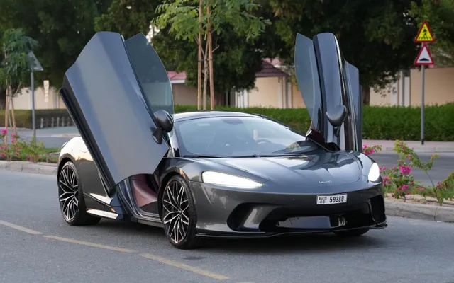 MCLAREN GT - image 1