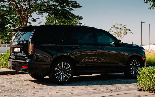 Cadillac Escalade - image 2